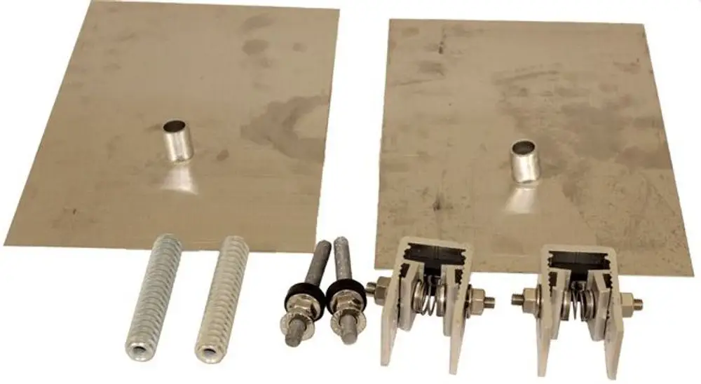 Set von Haltebügeln und Zubehörteilen für eine Montage, bestehend aus zwei Metallplatten, Schrauben und Mechanismen, hergestellt von Wolf.